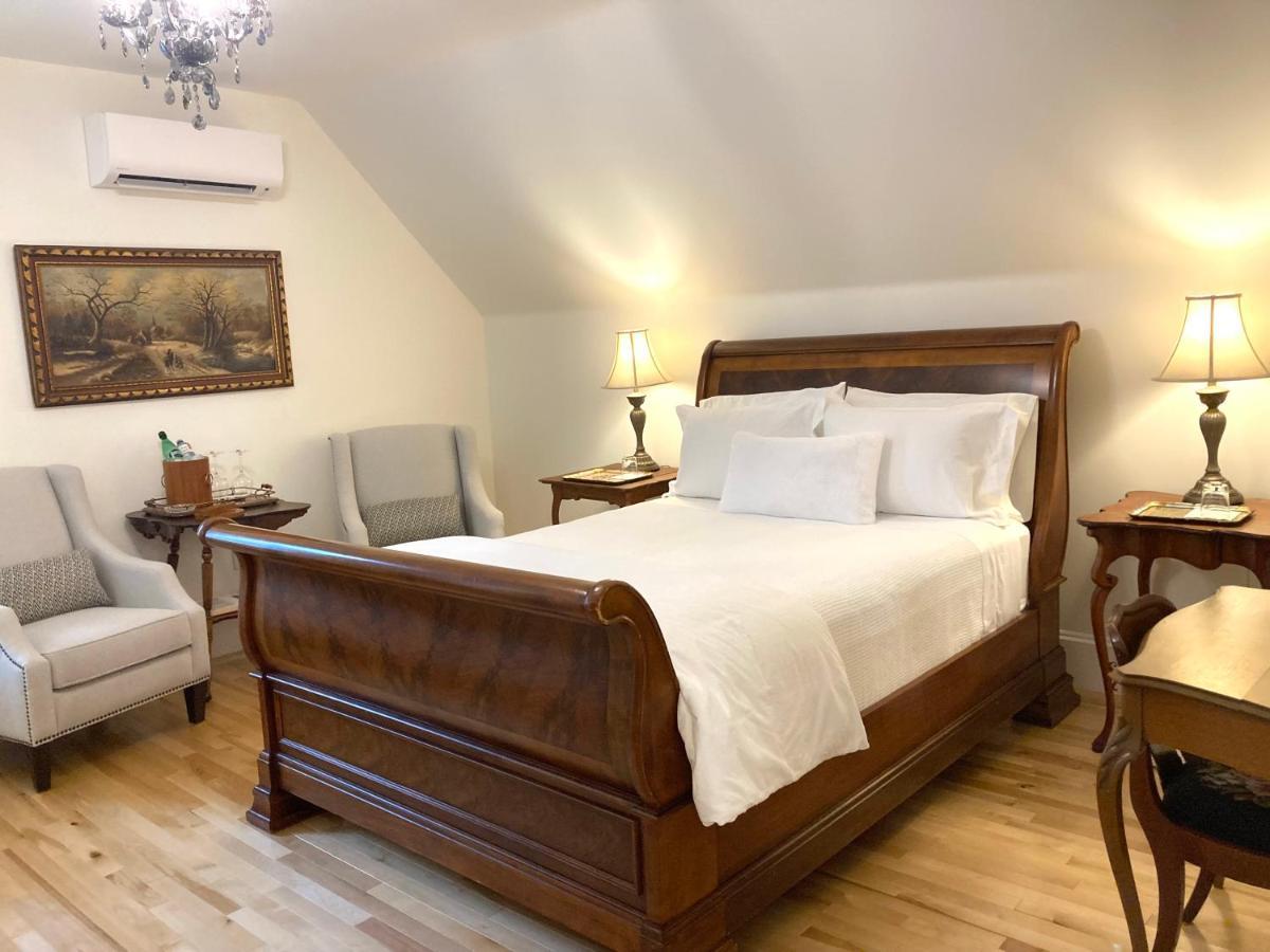 Bed and breakfast The Red House Frédéricton Extérieur photo